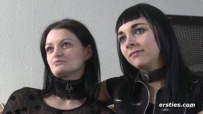 Einblick ins BDSM-Sexleben eines deutschen lesbischen Paares - Kinky Brunette Lesbians - Germany on lesbiandaughter.com