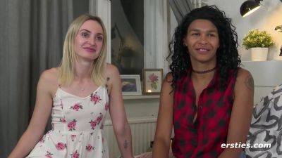 Lesbische Amateurmadels haben Sexy-Spa miteinander - Blonde and ebony in interracial lesbian sex - Germany on lesbiandaughter.com